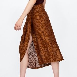 NWOT Zara Pleated Jacquard Skirt in size Medium